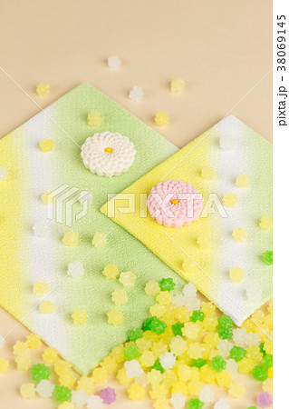 菊イメージの干菓子と金平糖 38069145