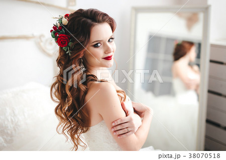 Beautiful bride portrait with bright make-up 38070518