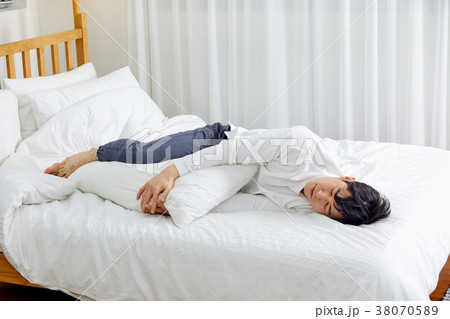寝坊 男性 ベッド 38070589