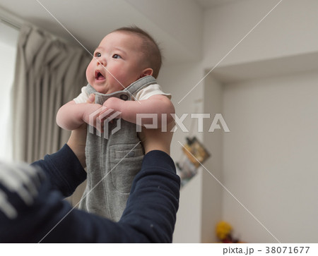赤ちゃん 育児 赤ちゃん 育児 38071677