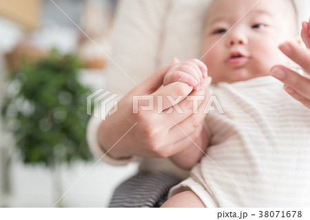 赤ちゃん　育児 38071678