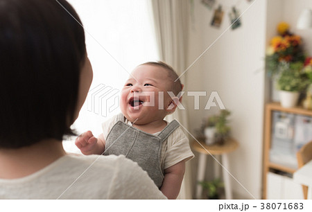 赤ちゃん　育児 38071683