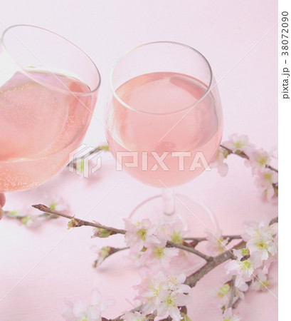 お祝いのロゼワインと桜の花 38072090