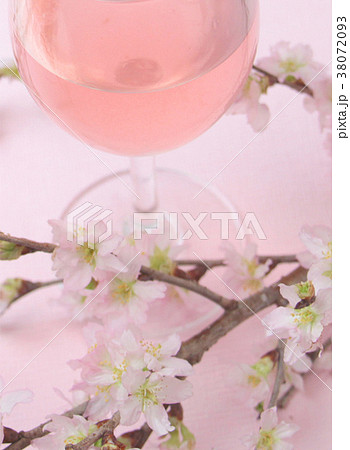 お祝いのロゼワインと桜の花 お祝いのロゼワインと桜の花 38072093