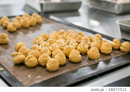 焼きあがったプチシュークリーム 38072522