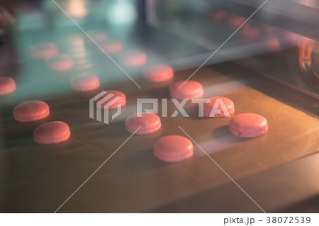 オーブンで焼かれるマカロン 38072539