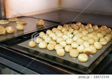 焼きたてのプチシュークリーム 焼きたてのプチシュークリーム 38072540