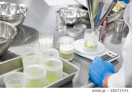 スイーツを作るパティシエ  38072541