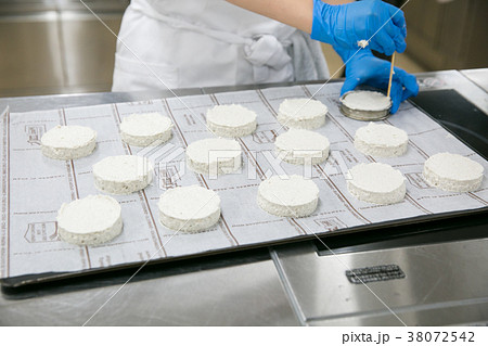 スイーツを作るパティシエ  38072542