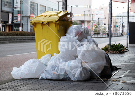 アーケード街のゴミ置き場 38073656