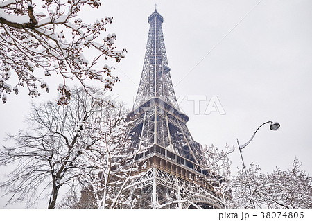 Eiffel tower on a day with heavy snow 38074806