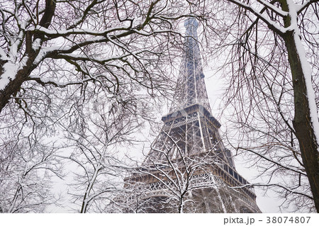 Eiffel tower on a day with heavy snow 38074807