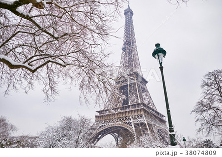 Eiffel tower on a day with heavy snow Eiffel tower on a day with heavy snow 38074809