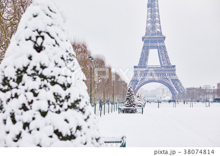 Eiffel tower on a day with heavy snow Eiffel tower on a day with heavy snow 38074814