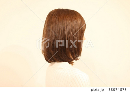 女性 髪型 ボブ 茶髪の写真素材