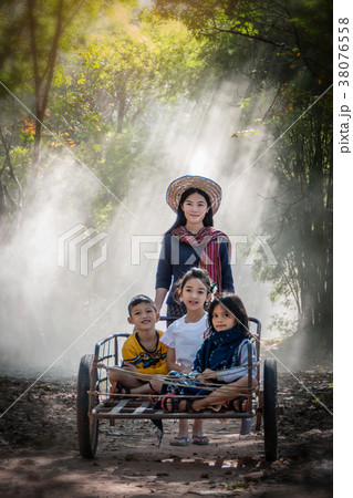asian woman with childrens asian woman with childrens 38076558