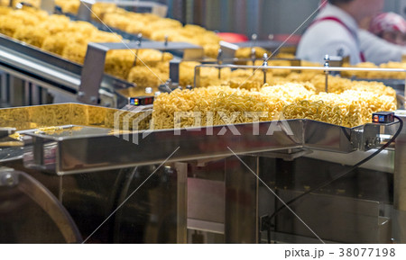 Instant noodles on transmission belt in production 38077198