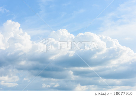 Beautiful cirrus clouds against the blue sky Beautiful cirrus clouds against the blue sky 38077910
