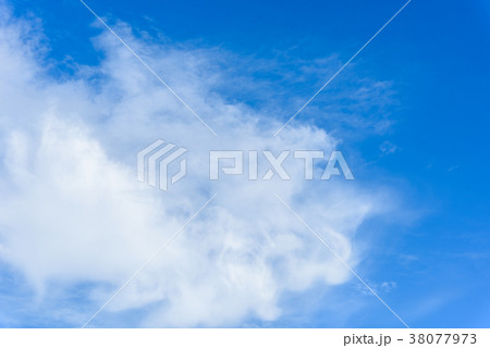 Beautiful cirrus clouds against the blue sky 38077973