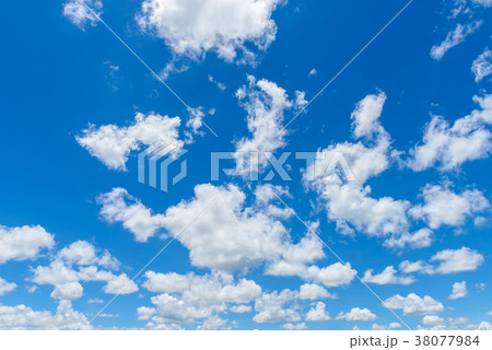 Beautiful cirrus clouds against the blue sky Beautiful cirrus clouds against the blue sky 38077984