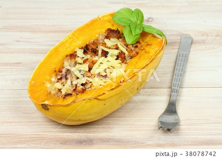 Roasted stuffed spaghetti squash with ground meat Roasted stuffed spaghetti squash with ground meat 38078742