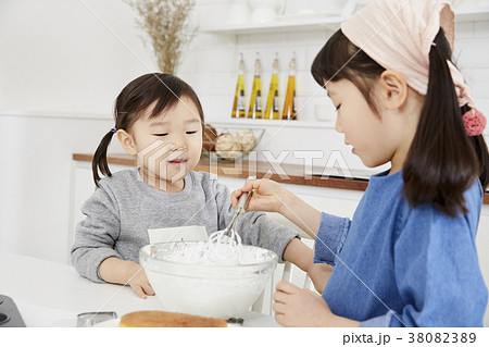 生クリーム 少女 料理の 38082389