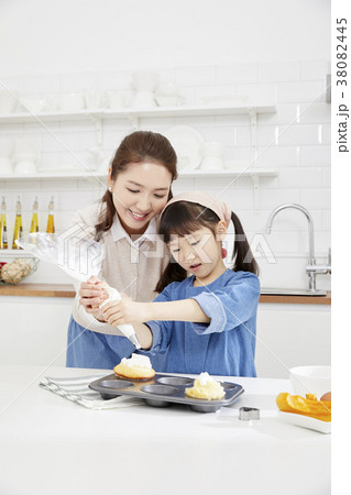 感情 下を向く フード 38082445