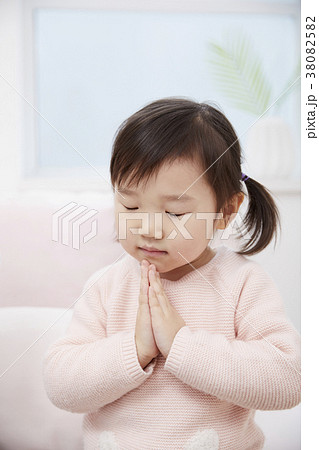 祈り 子供 女性 38082582