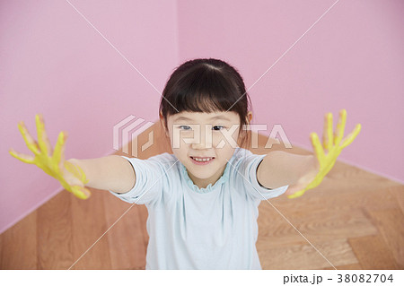 手伸張 手を伸ばす 子供の写真素材