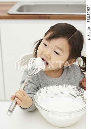 食べる 笑顔 微笑 38082924