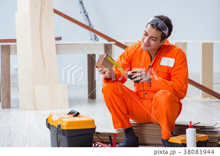 Contractor working on laminate wooden floor  38083944