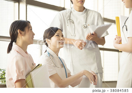 談笑をする看護師 談笑をする看護師 38084585