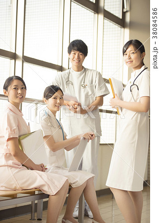 微笑む看護師 微笑む看護師 38084586