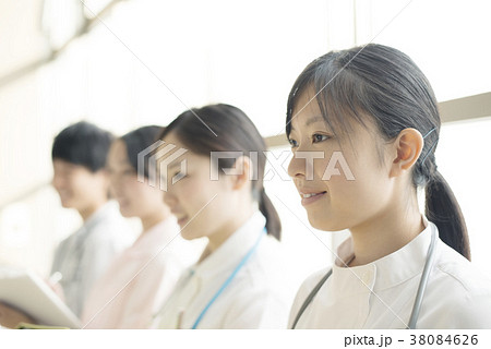 微笑む看護師 38084626