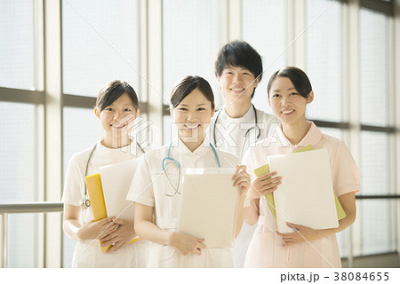 病院で微笑む看護師 38084655