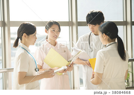 打合せをする看護師 38084668