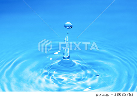 水滴と波紋の写真素材