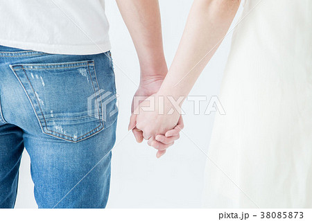 手をつなぐカップルの後ろ姿の写真素材