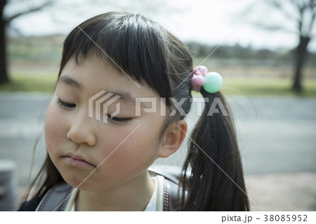 落ち込む小学1年生女の子 落ち込む小学1年生女の子 38085952