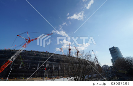 日本の東京都市景観「青空と建設中の新国立競技場」　関連写真・検索キーワードは、新国立競技場関連写真 38087195