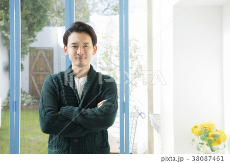 腕を組む男性 の写真素材