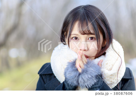 若い女性の冬ポートレートの写真素材 若い女性の冬ポートレートの写真素材