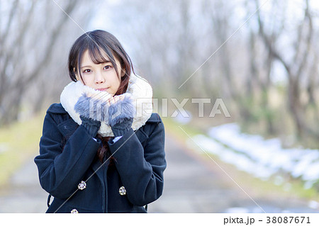 若い女性の冬ポートレートの写真素材