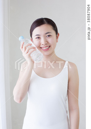ペットボトルと若い女性 38087904