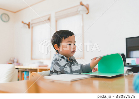 3 years old 38087978