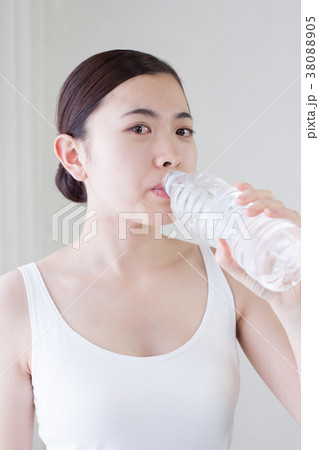 ペットボトルと若い女性 ペットボトルと若い女性 38088905