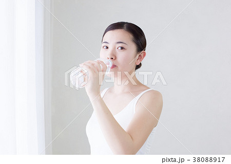 ペットボトルと若い女性 ペットボトルと若い女性 38088917