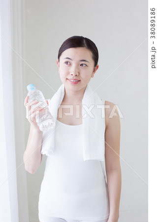 ペットボトルと若い女性 ペットボトルと若い女性 38089186