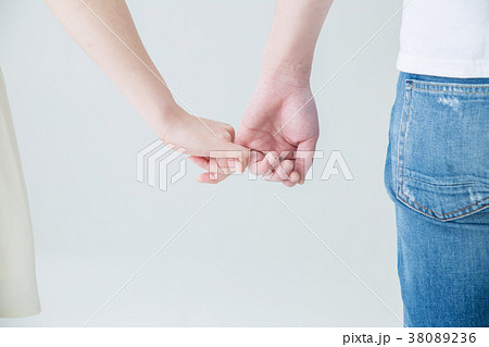 指をつなぐカップルの後ろ姿 38089236