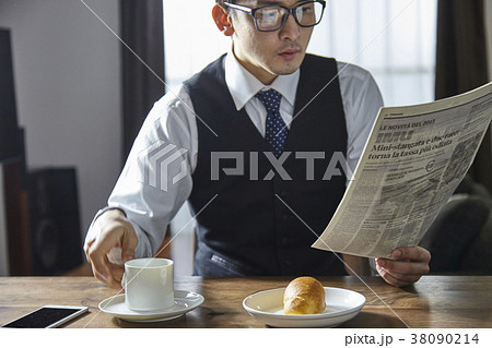 英字新聞を読みながらコーヒーを飲むお洒落なビジネスマン 英字新聞を読みながらコーヒーを飲むお洒落なビジネスマン 38090214